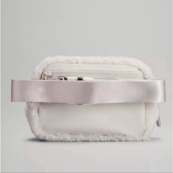 Lululemon Limited Edition Everywhere
Belt Bag Fleece New Year - Picture 5 of 10